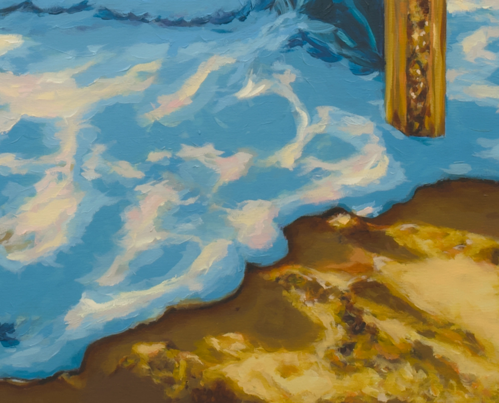 Detalle Pintura al óleo “Umbral de agua” de Noelia Vaquero. Un gran marco dorado en la arena contiene un mar en movimiento cuyas olas se desbordan hacia el exterior, mezclándose con la playa bajo un cielo luminoso. Paisaje marino onírico con elementos surrealistas.